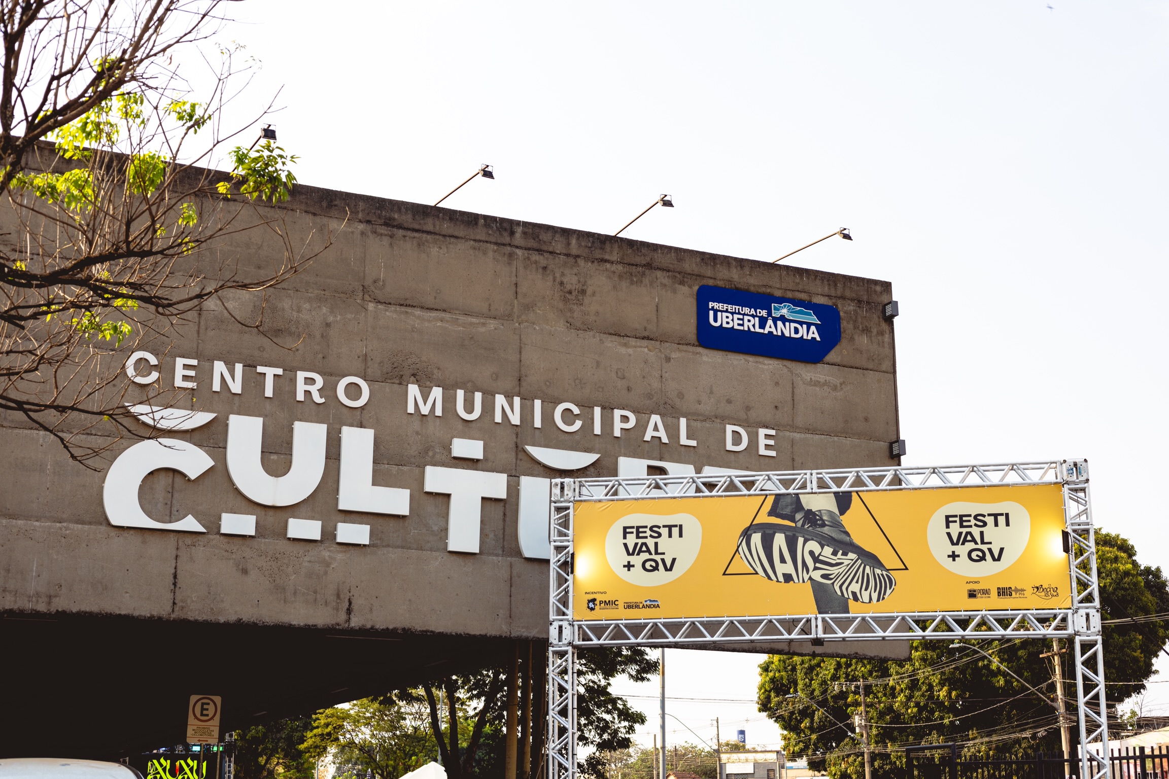 Centro Municipal de Cultura com identidade visual do Festival +QV